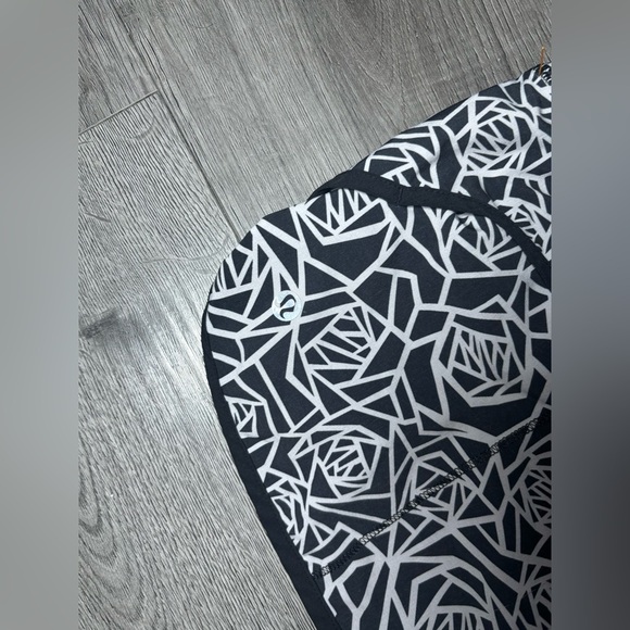 Lululemon Run Speed Shorts Posey Geometric White Black Floral Running size 8 - Picture 3 of 4